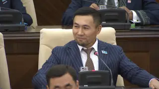 Депутат поздравил маму с юбилеем на заседании Мажилиса