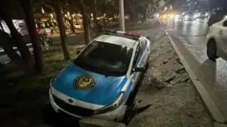 Полиция улетела в кювет из-за невнимательного водителя в Алматы