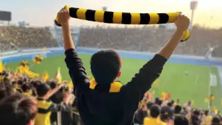 Казахстанца с мочалкой в руках назвали самым преданным фанатом “Кайрата“