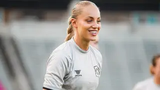 Самая “горячая“ футболистка удивила фанатов своим платьем