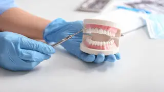 Решение Минздрава: казахстанцы больше никогда не смогут лечить зубы на пенсионные