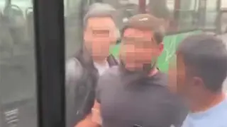 “Напал на водителя автобуса и достал нож“: дорожный конфликт попал на видео в Алматы