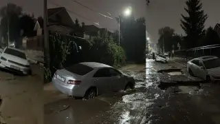 Улицу размыло в Алматы: люди и машины проваливаются под землю