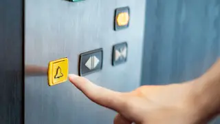 Пятеро взрослых с младенцем застряли ночью в лифте жилого дома в Уральске