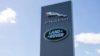 Крупнейшая кибератака на Jaguar Land Rover остановила производство и вызвала сокращения