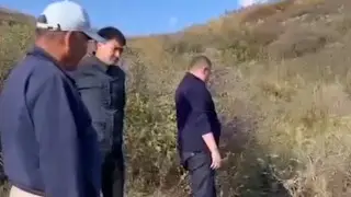 Жители села, где гибнет скот, заставили чиновников пить воду из местного ручья