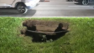 Дыра вместо газона: провал на Аль-Фараби напугал алматинцев