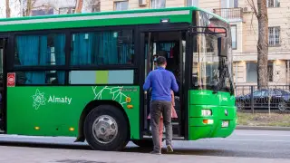 Переполненные автобусы в Алматы: власти признали проблему и пообещали меры