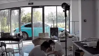 Электромобиль сам уехал с парковки в Китае, вызвав споры о безопасности автопилотов