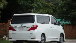 Запрет Toyota Alphard обсуждают в Казахстане
