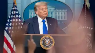 Трамп объявил о введении 100-процентного тарифа на товары из Китая