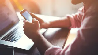 Названы признаки того, что ноутбук или смартфон втайне следит за владельцем