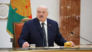 Лукашенко объяснил очереди на заправках “кофеманами“