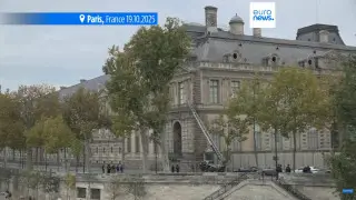 В Париже “за семь минут“ ограбили всемирно известный музей Лувр