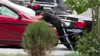 Странное поведение мужчины в полицейской форме попало на видео в Алматы