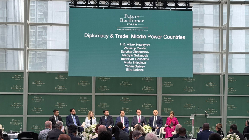 Спикеры панельной сессии на форуме в Лондоне. Фото: архив пресс-службы "АстраЗенека"