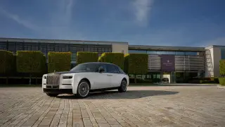 Rolls-Royce создавал этот автомобиль сто лет. Смотрим