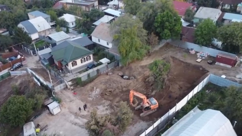 Граница между стройкой и жилым домом / Фото предоставили местные жители