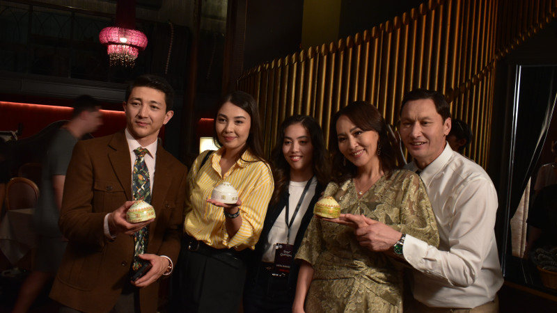 Даурен Сергазин, Алия Ануарбек, Айгуль Иманбаева, Азамат Сатыбалды во время съемок. Фото: SanArt Production
Фото: