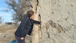 “Держится на моих руках“: история казахстанки, которую может погубить собственный дом