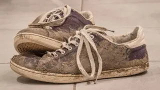 Зумеры превратили грязные и страшные кроссовки в модный тренд