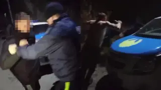 “Погоны снимай“: полуголый мужчина набросился с ножом на полицейских на севере Казахстана