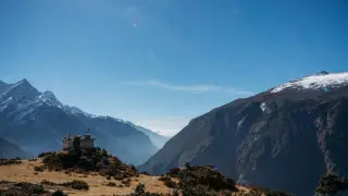 Иностранные альпинисты и местные гиды погибли под лавиной в Непале