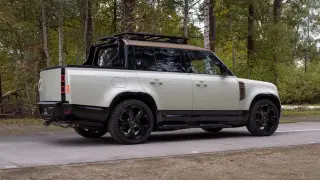 Land Rover показал две версии безумного пикапа Defender