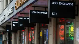 “Раньше всё висело, а сейчас красиво“: в Нацбанке объяснили решение по уличным табло