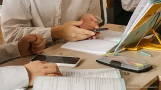 Казахстанских родителей могут оштрафовать за использование телефонов их детьми в школах