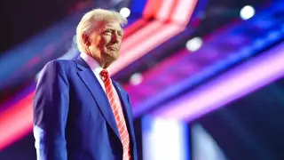 “США не хотят оставаться в стороне“. Млечин рассказал, зачем Трамп встречается с Токаевым