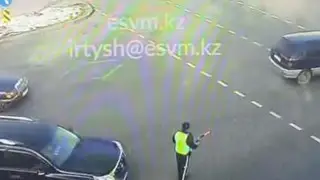 В Алматы водитель внедорожника на скорости сбил регулировщика
