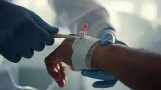 Стало известно о состоянии пострадавших, на которых рухнула облицовка в Астане