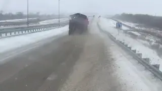 Из-за метели движение ограничили на участках автотрасс в нескольких областях