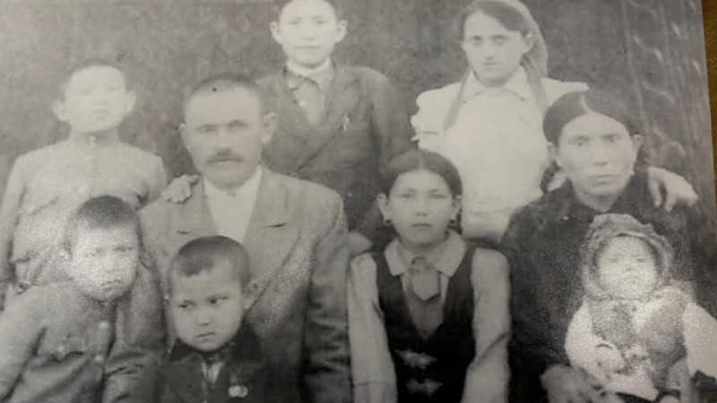 1949 год. На фото в верхнем ряду справа - Мирса Абубакарова, ниже - Сулеймен и Зияда Танкаевы.