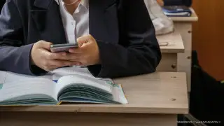 “Нужно учить, а не отбирать“ – вице-министр ответил депутату насчёт смартфонов в школах