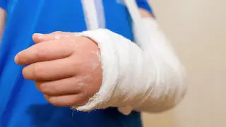 В Актобе школьнику сломали руку: мать заявила об избиении