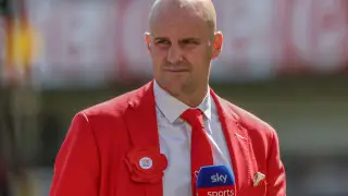 Легенда сборной Англии объявила о свадьбе с девушкой на 18 лет младше него