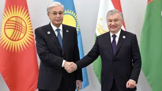 Мирзиёев встретил Токаева в конгресс-центре Ташкента