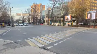 Пробки из-за пешеходов: в Алматы изменили схему движения на проблемном перекрёстке