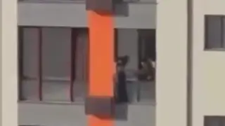 Очевидец рискнул жизнью и спас девушку на высоте в Шымкенте: видео