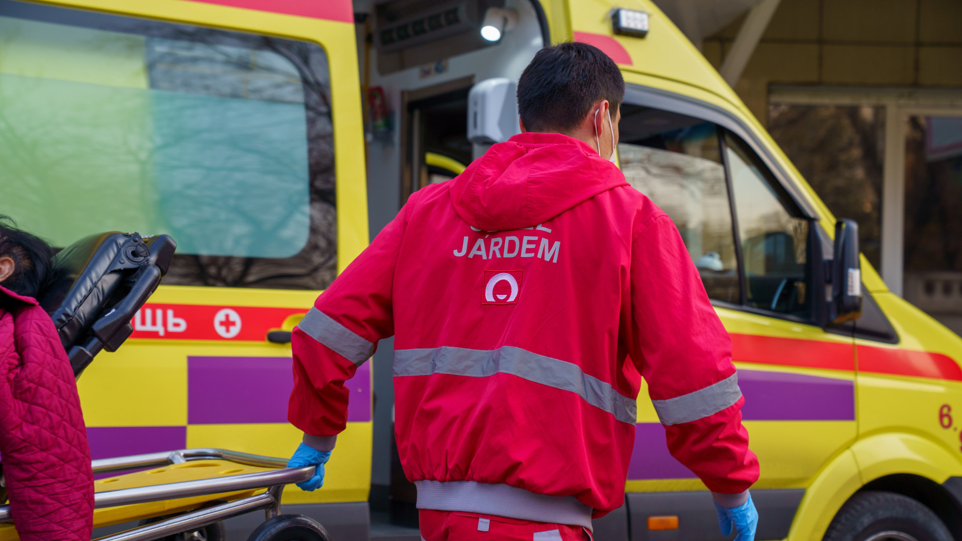 Зарплаты фельдшеров и водителей скорой озвучили в Минздраве