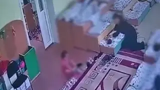 Женщина вызвала полицию, увидев, как её сына укладывают спать в детском саду в Семее