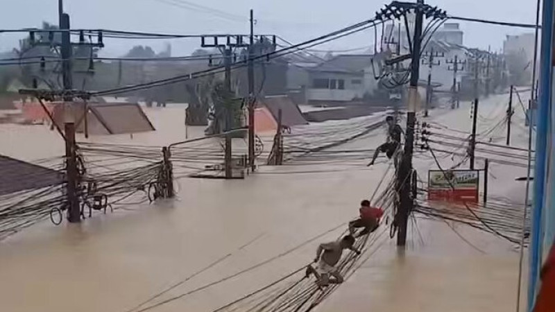 Наводнение в Таиланде / Кадр из видео