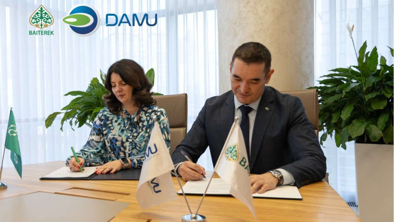 Заместитель председателя правления Halyk Bank Ольга Вурос и заместитель председателя правления Фонда "Даму" Арсен Мустафин. Фото: Фонд "Даму"