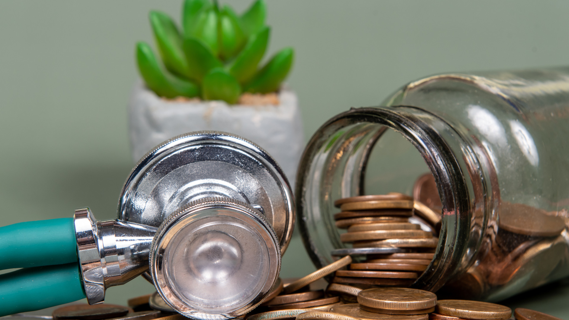 Минздрав начал управлять фондом медстрахования в “ручном режиме“