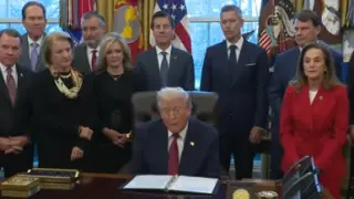 Трамп хочет поддержать производителей топливных автомобилей