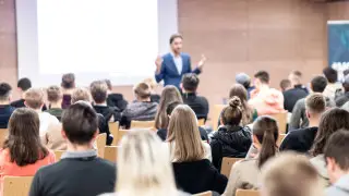 В Казахстане придумали, как бороться с обучающими курсами блогеров и “коучей“