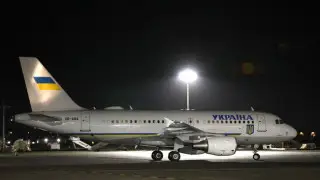 Самолет с Зеленским в Ирландию преследовали неизвестные дроны “военного типа“ - СМИ