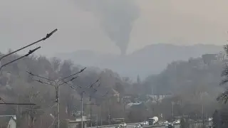 Крупный пожар вспыхнул в Медеуском районе Алматы: загорелись два здания и три авто